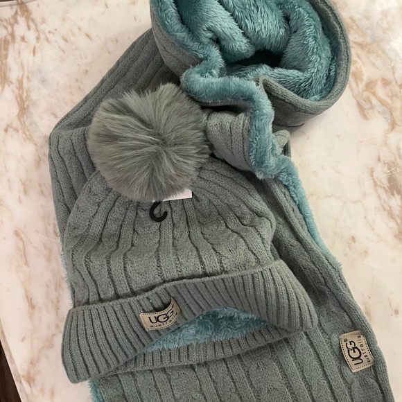 - UGG Sweather Weather Vintage Green  Fleece  pom pom hat infinity scarf set NWT - Picture 2 of 6